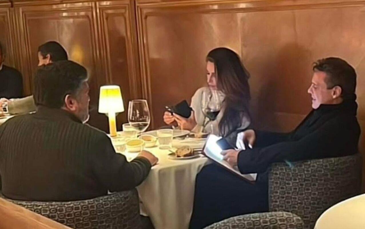 Luis Miguel y Paloma Cuevas son captados por fanáticas mexicanas en España Foto: Sale el Sol en Facebook