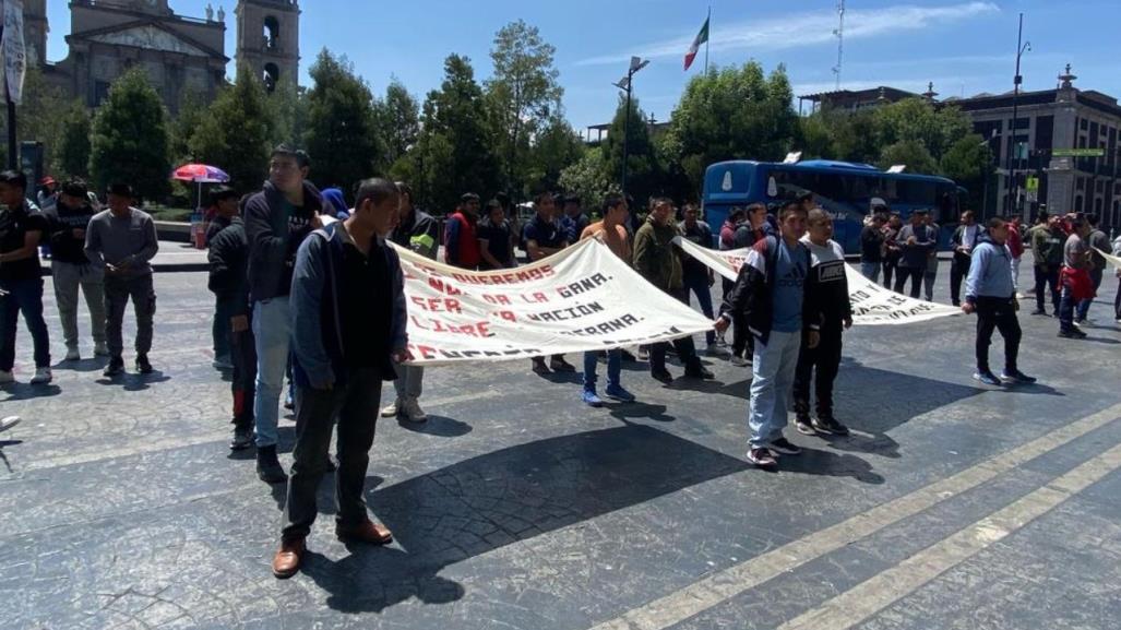 Normalistas bloquean calles de Toluca en protesta frente al Palacio de Gobierno