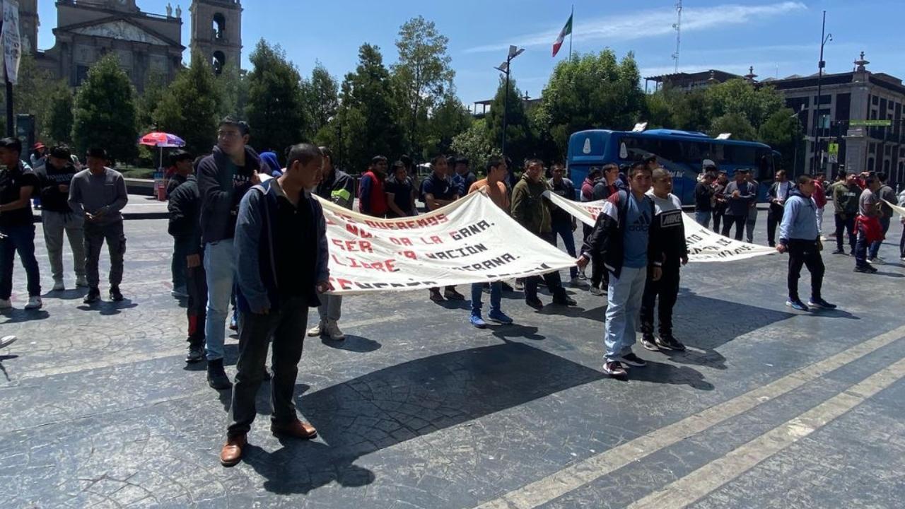 Normalistas bloquean calles de Toluca en protesta frente al Palacio de Gobierno. Foto: POSTA