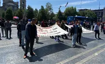Normalistas bloquean calles de Toluca en protesta frente al Palacio de Gobierno