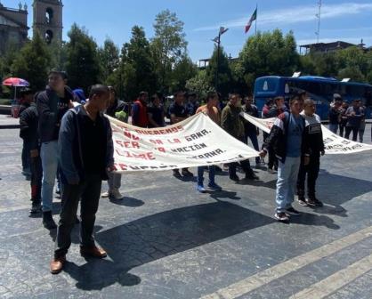 Normalistas bloquean calles de Toluca en protesta frente al Palacio de Gobierno