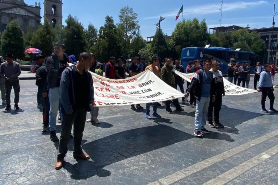 Normalistas bloquean calles de Toluca en protesta frente al Palacio de Gobierno