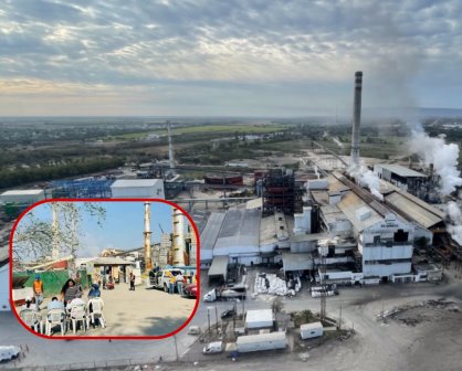 Cañeros bloquen las entradas al ingenio en El Mante, protestan ante la baja en los costos del azúcar.