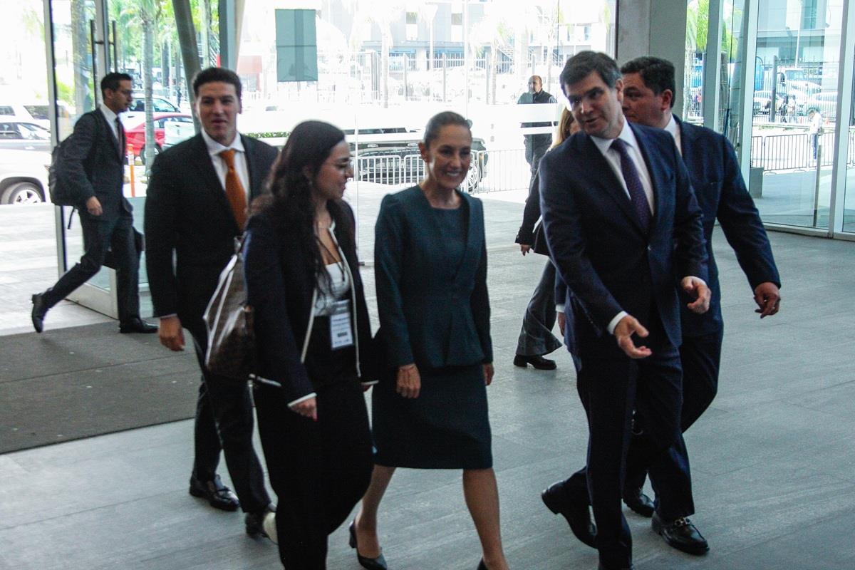 La presidenta de México, Claudia Sheinbaum Pardo, a su llegada a Cintermex para la toma de protesta de Jorge Humberto Santos Reyna, como nuevo presidente de Caintra Nuevo León. Foto: Erick Reyes / POSTA