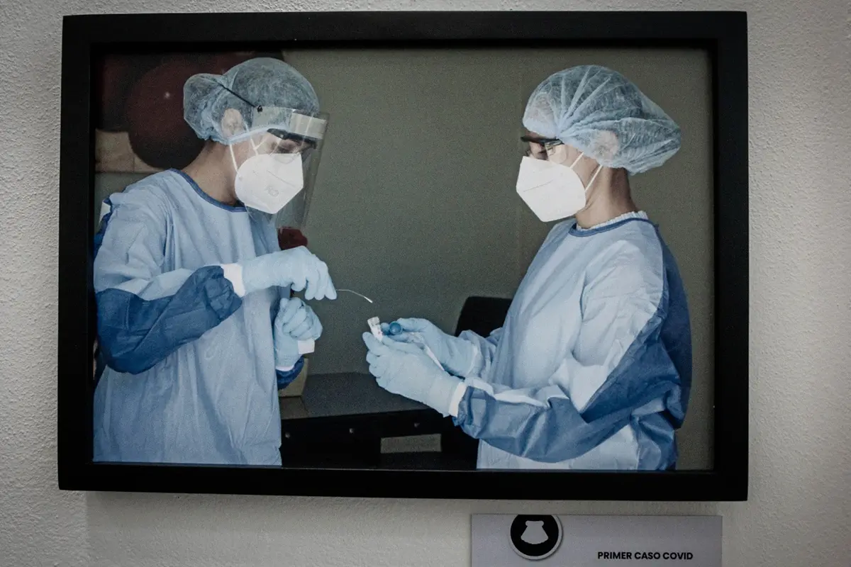 La exposición fotográfica es también un homenaje a personal de salud que perdió la vida, salvando a otras. Fotos: Alberto Cota.