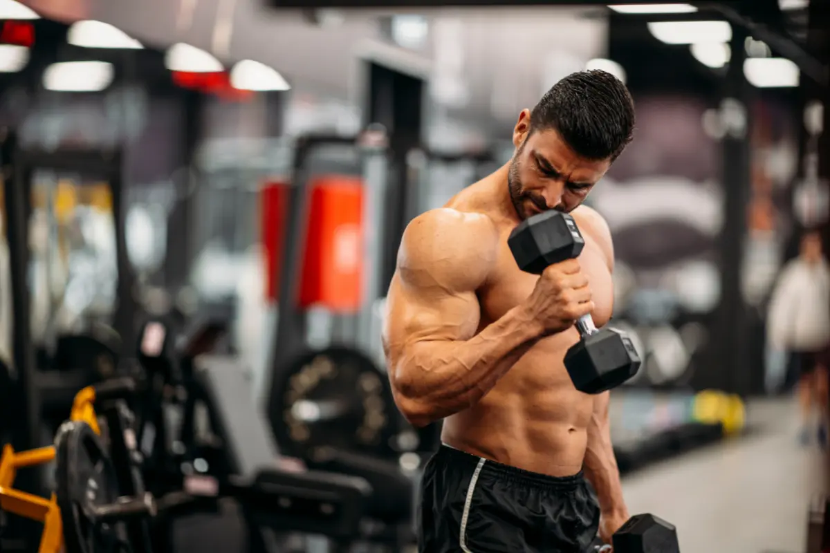 Ganar fuerza muscular depende del entrenamiento adecuado. Un estudio reciente desvela la cantidad óptima de días para entrenar. Foto: Canva