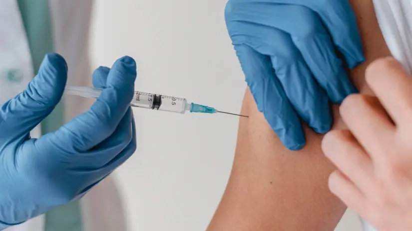 Secretaría de Salud de Tamaulipas (SST) insiste en la importancia de la vacunación, especialmente en menores de cinco años, para evitar brotes de esta enfermedad altamente contagiosa. Foto: Freepik