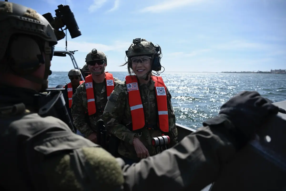 Kristi Noem junto al Equipo de Respuesta de Seguridad Marítima. Créditos: X (@Sec_Noem).