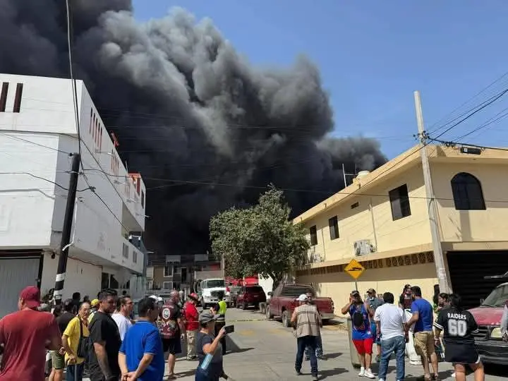 No se ha detallado qué pasará con los vehículos que resultaron dañados por el siniestro. Foto: Redes Sociales