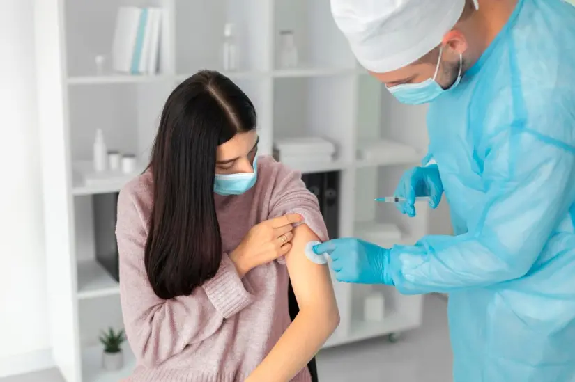Secretaría de Salud de Tamaulipas (SST) insiste en la importancia de la vacunación, especialmente en menores de cinco años, para evitar brotes de esta enfermedad altamente contagiosa. Foto: Freepik