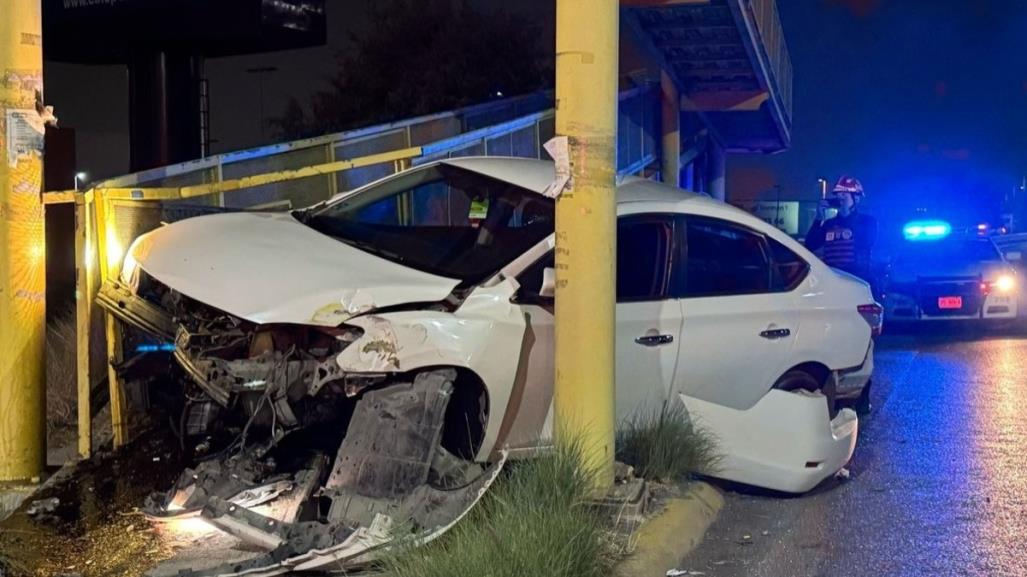 Choque contra puente peatonal en Monterrey deja un herido