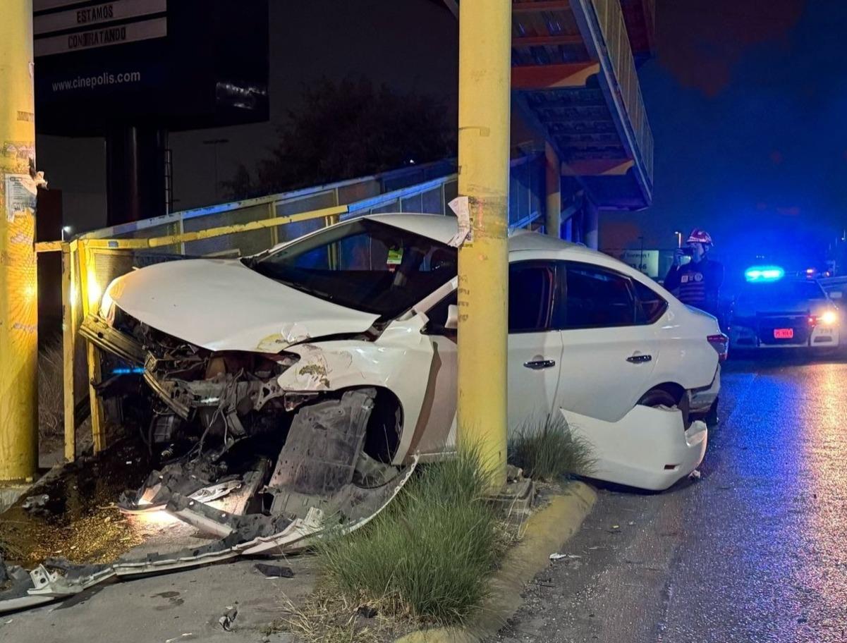 Daños que dejó el auto en el puente peatonal tras impactarse. Foto: Raymundo Elizalde.