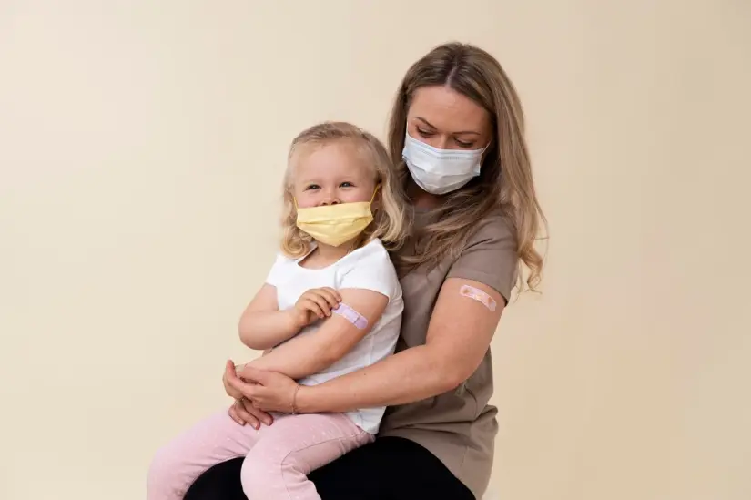 Secretaría de Salud de Tamaulipas (SST) insiste en la importancia de la vacunación, especialmente en menores de cinco años, para evitar brotes de esta enfermedad altamente contagiosa. Foto: Freepik