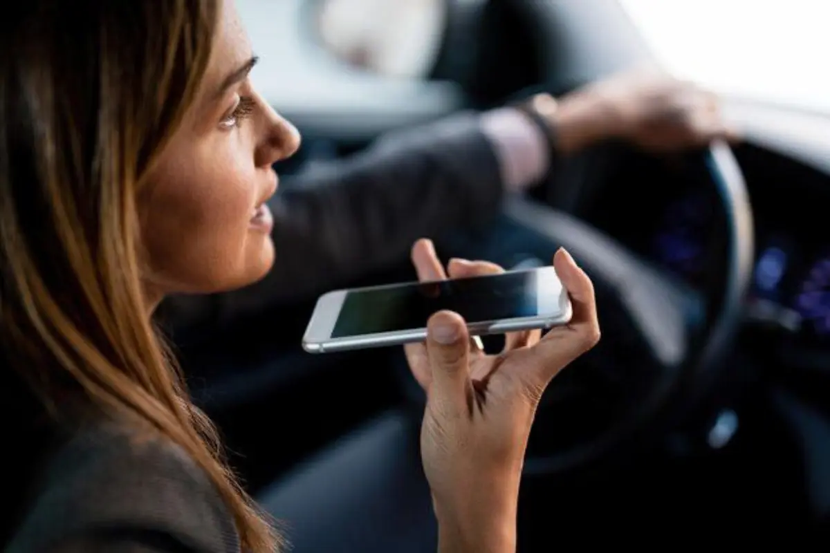 Evita multas no utilices el celular a la mano | Foto: Freepik