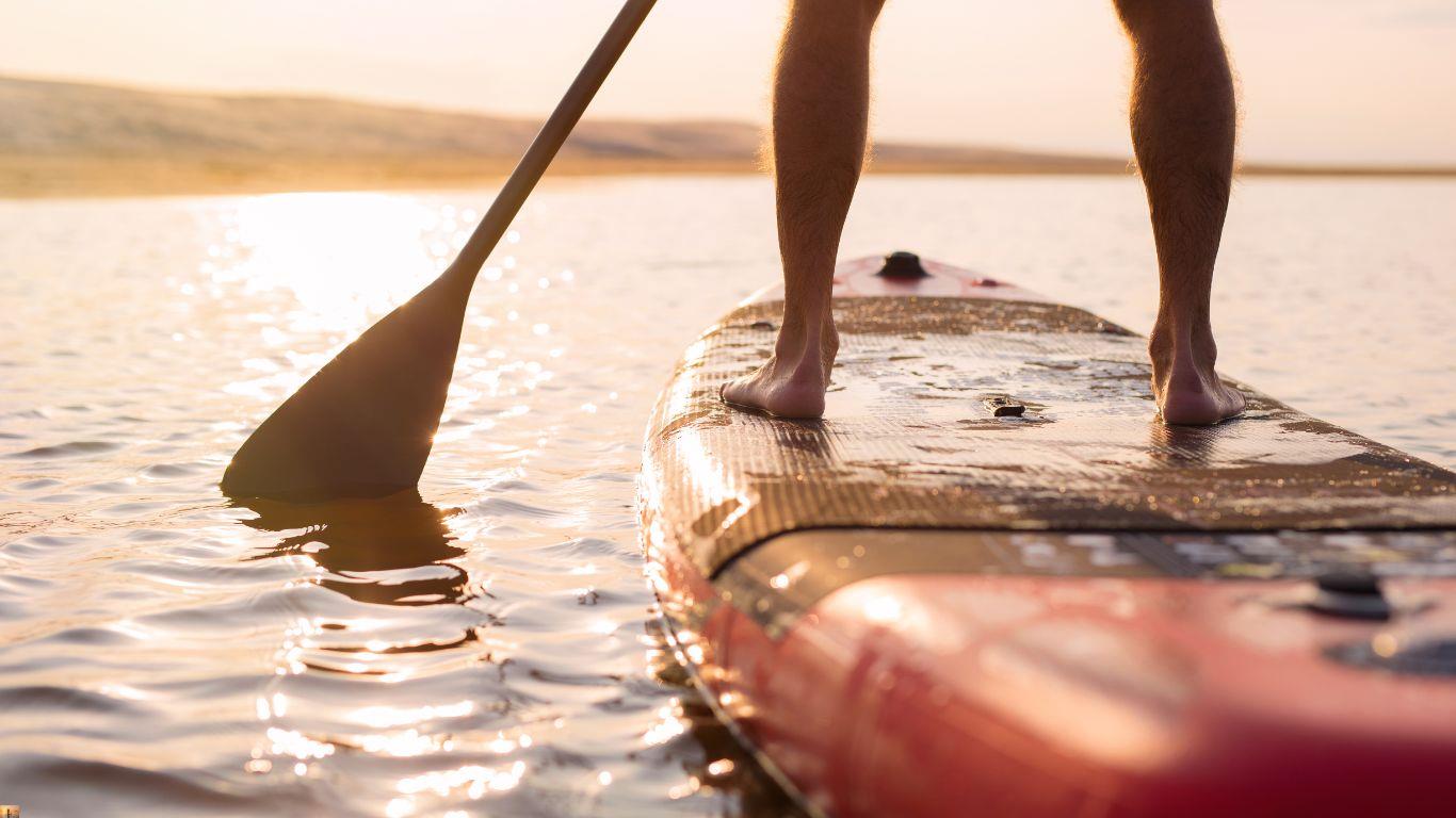 l paddle surf se puede practicar en diferentes tipos de agua. Foto: Canva