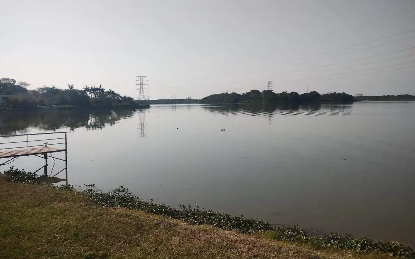  Ha ido perdiendo millones de metros cúbicos de agua mes con mes. Actualmente, se encuentra apenas al 102%, y sigue bajando.  Foto: Redes Sociales