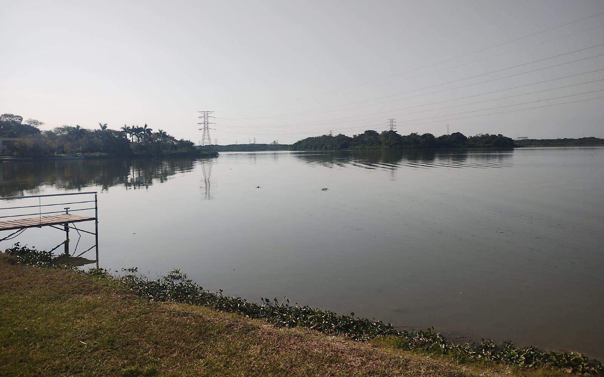  Ha ido perdiendo millones de metros cúbicos de agua mes con mes. Actualmente, se encuentra apenas al 102%, y sigue bajando.  Foto: Redes Sociales