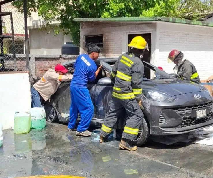 El incidente movilizó rápidamente a los equipos de emergencia, quienes llegaron al lugar para controlar la situación. Foto: Redes Sociales