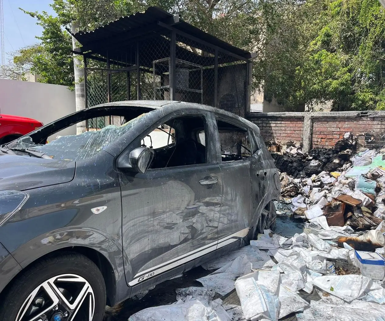 El fuego comenzó en un vehículo estacionado, y debido a su rápida propagación, se generó una alerta generalizada en la zona. Foto: Redes Sociales