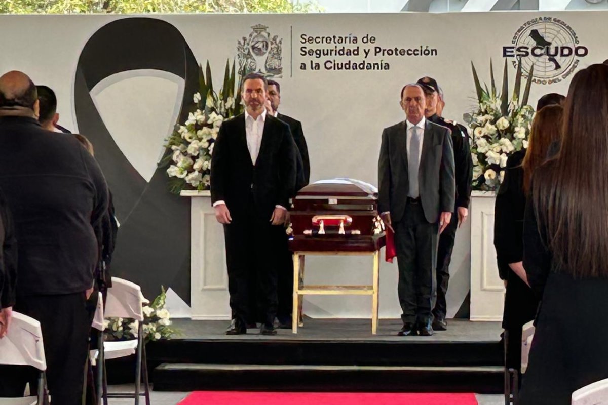 El alcalde de Monterrey, Adrián de la Garza, encabezó la guardia de honor en memoria del policía caído en deber/Foto: Rosy Sandoval