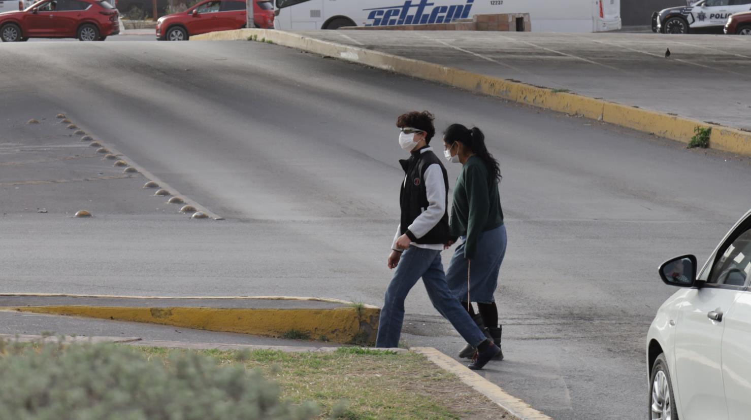 Los ciudadanos han tenido que regresar al uso de cubrebocas ante la mala calidad del aire en Saltillo. (Fotografías: Édgar Romero)