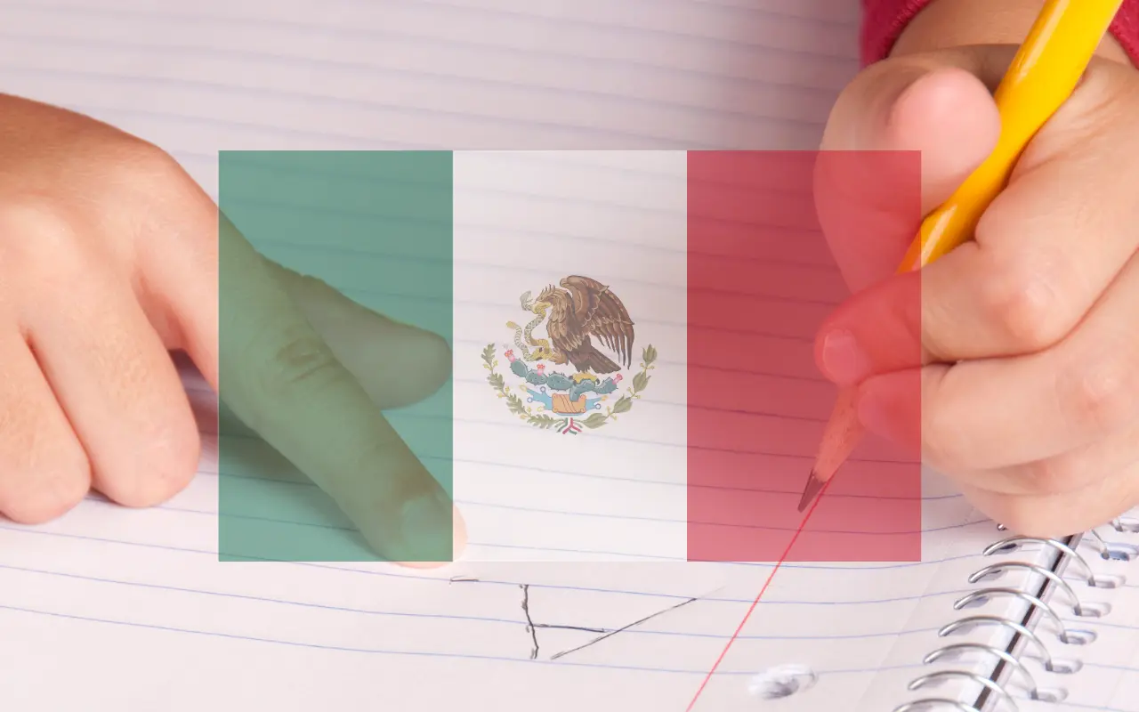 Bandera de México y manos escribiendo. Foto: Canva