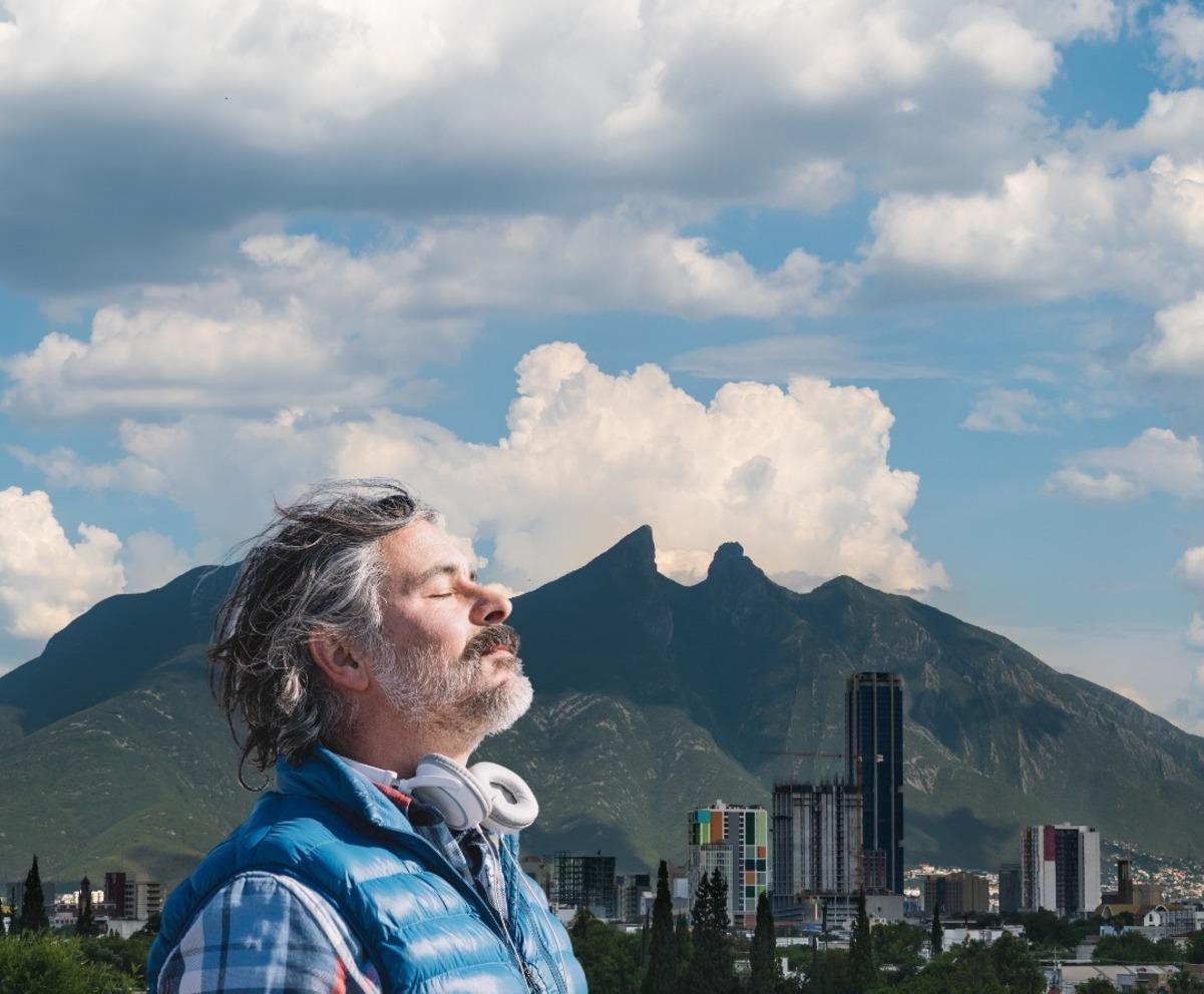 Persona respirando un mejor aire ya sin contaminación por los polvos provenientes de Coahuila y Texas. Foto: Canva.