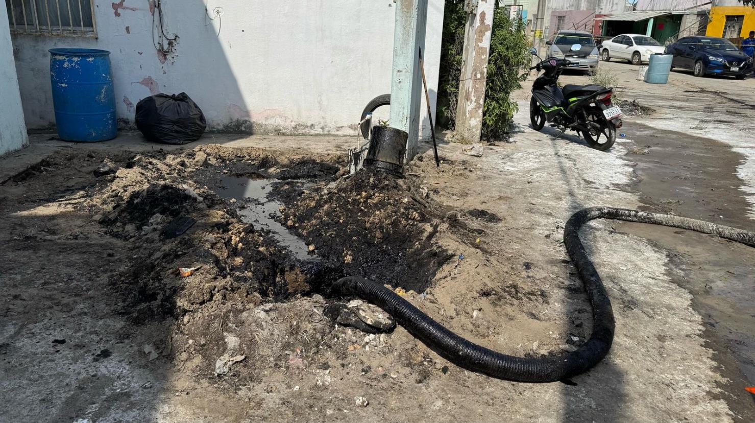 Habitantes del fraccionamiento Villas del Sol de Altamira, se encuentran pidiendo ayuda a las autoridades tras un brote de petróleo a partir de unos ductos de PEMEX que se encuentran en la zona. Foto: Redes sociales