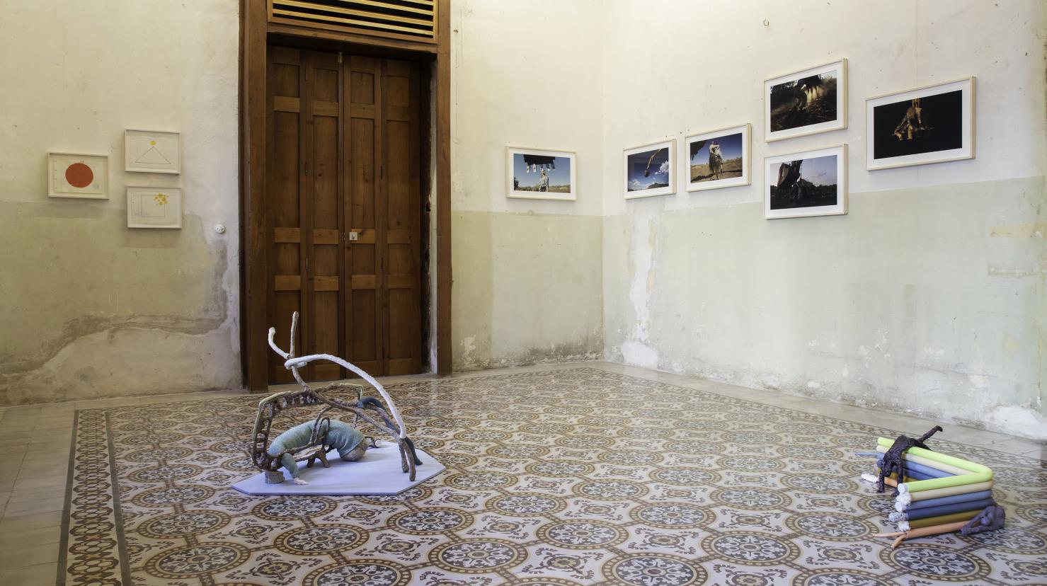 Casa Escuela abrió  con la idea de ser un centro comunitario para el aprendizaje y la experiencia vivida en una variedad de disciplinas culturales y artísticas.- Fuente Rojo Carmesí