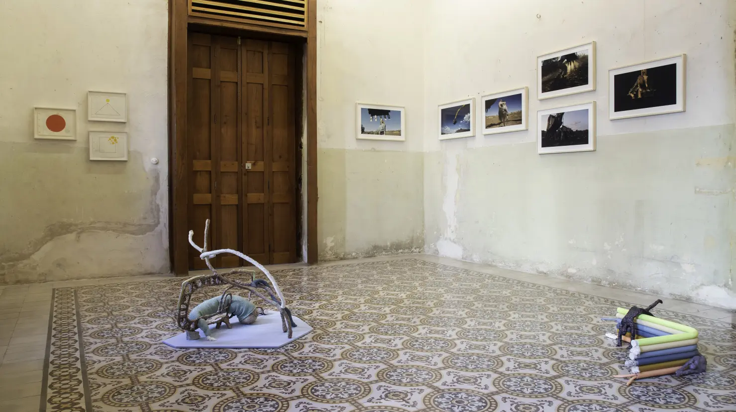 Casa Escuela abrió con la idea de ser un centro comunitario para el aprendizaje y la experiencia vivida en una variedad de disciplinas culturales y artísticas.- Fuente Rojo Carmesí