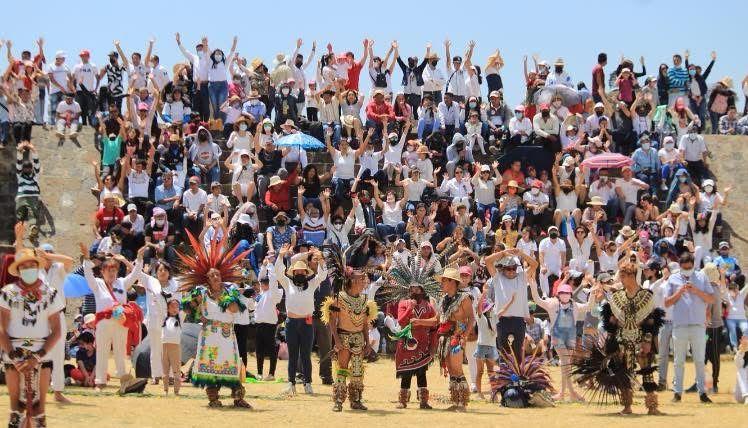 Las personas se reunieron en la zona arqueológica para cargarse de energía en este inicio de primavera. Imagen: Alberto Dzib