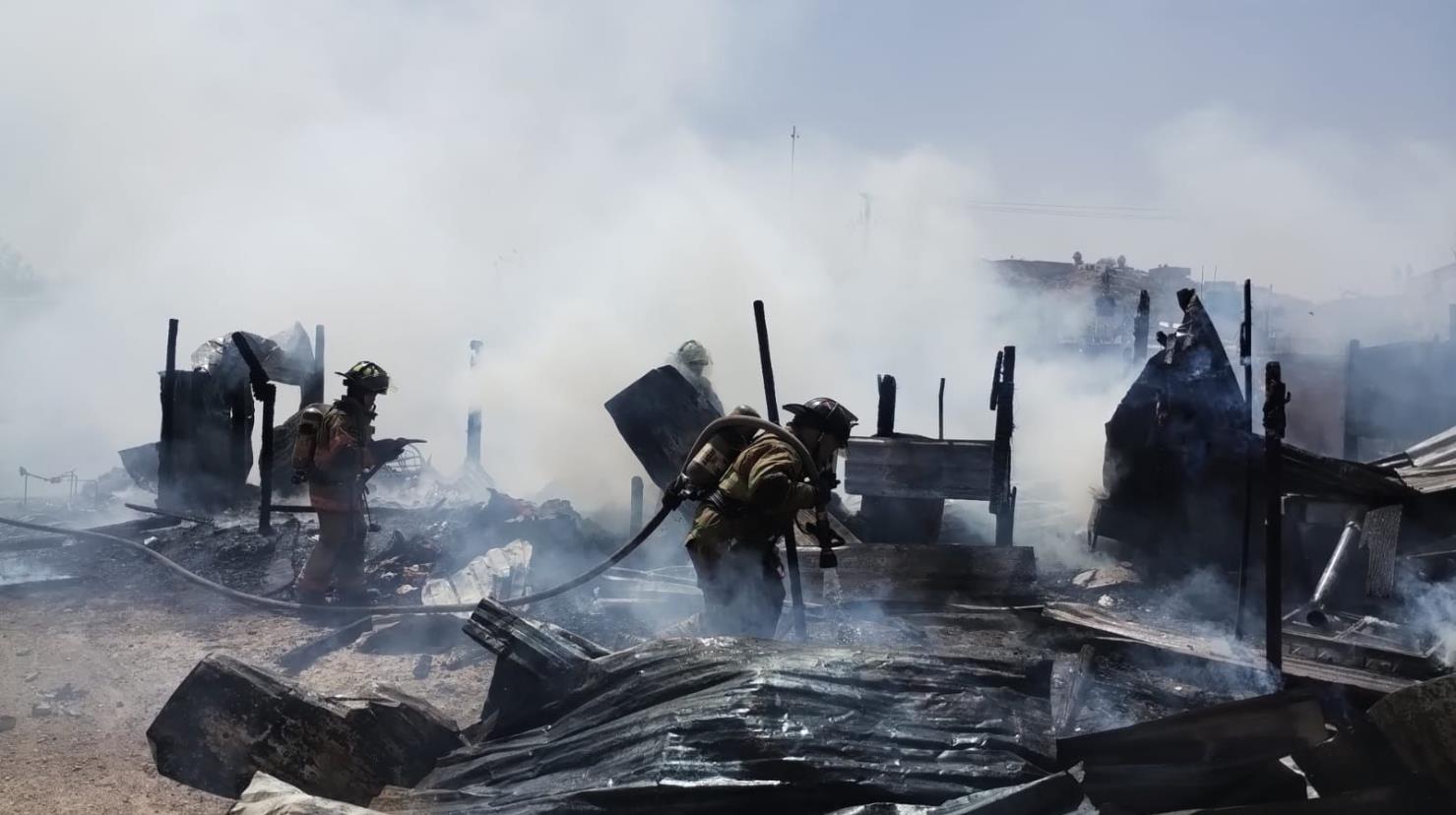 Fuego terminó con dos casas de materiales frágiles en la colonia Tejada Espino. Foto: Cortesía.