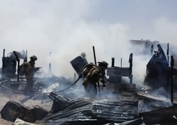 Fuego arrasa con dos casas en colonia Tejada Espino, familias se quedan sin hogar