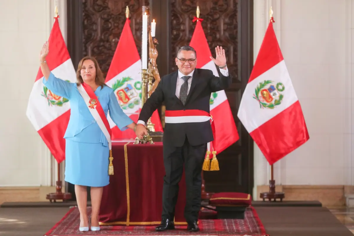 Dina Boluarte Zegarra, tomó juramento a Juan José Santivañez Antúnez en mayo del 2024. Créditos. X (@presidenciaperu).