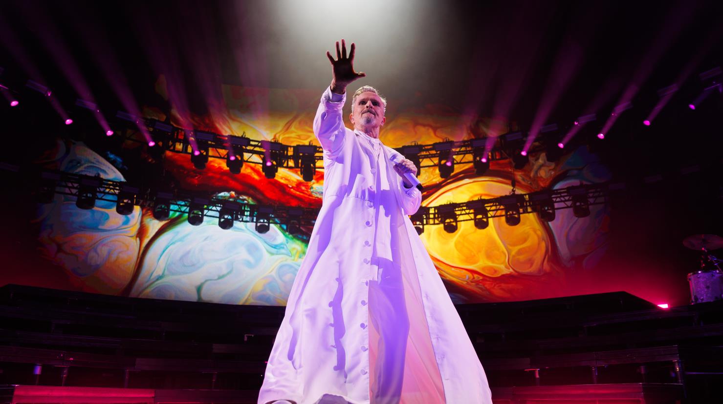 Miguel Bosé hizo un recorrido musical de sus éxitos anoche en el Auditorio Banamex. Fotos. Cortesía Ocesa/Fer Vega.