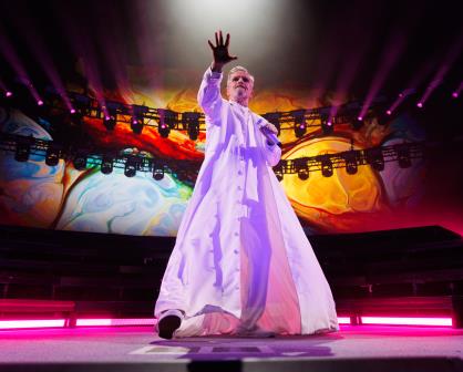 Miguel Bosé hechiza a regios al presentarse en el Auditorio Banamex