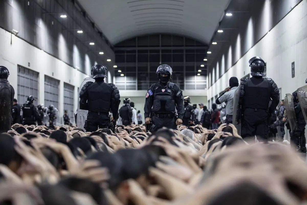 Prisioneros del CECOT. Créditos: X (@nayibbukele).