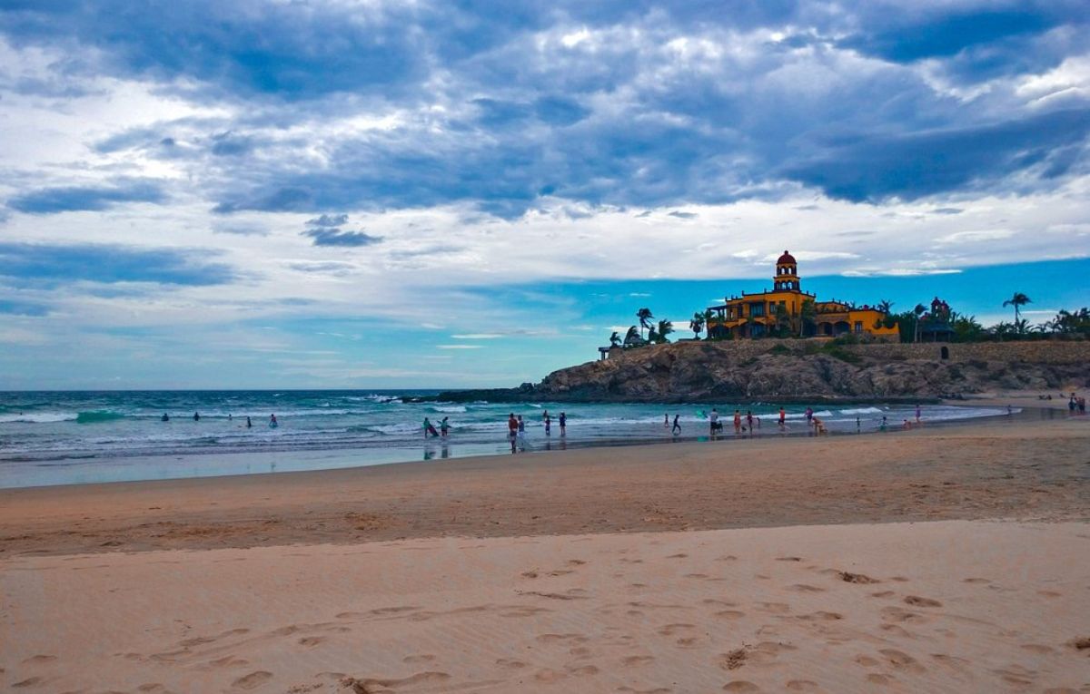 Playa Cerritos, cerca de Todos Santos, es un destino popular por sus olas perfectas para el surf. Foto: Tripadvisor