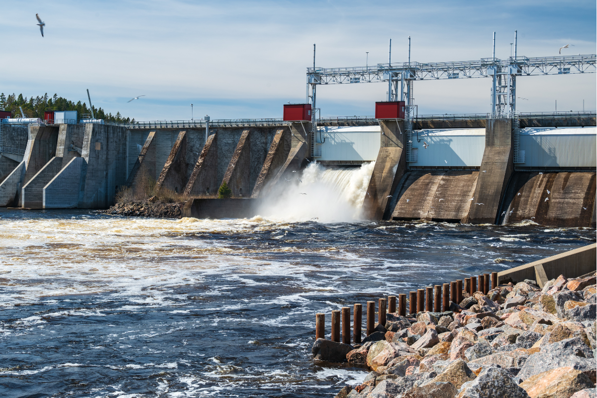 Las obras de toma de agua para abastecimiento público son infraestructuras diseñadas para extraer agua de diversas fuentes, ya sea subterráneas (pozos) o superficiales (ríos, presas o manantiales). Foto: CANVA