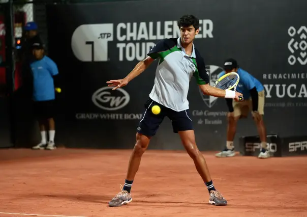 Rodrigo Pacheco avanza en singles y dobles en el Yucatán Open