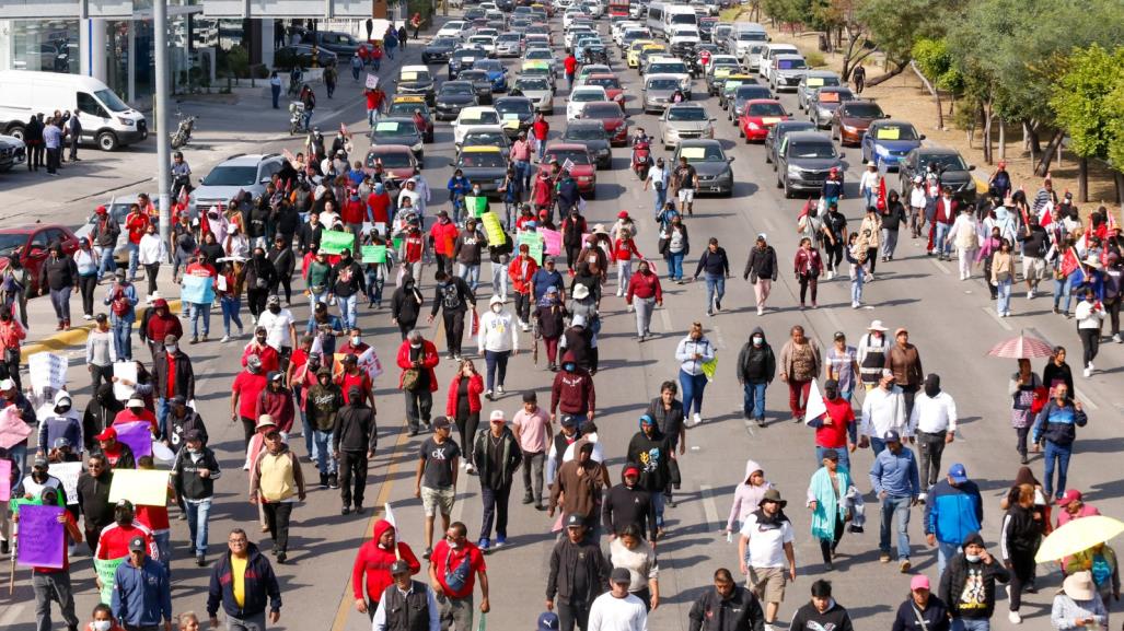 Taxis colectivos bloquean la avenida principal de Puebla; piden tolerancia