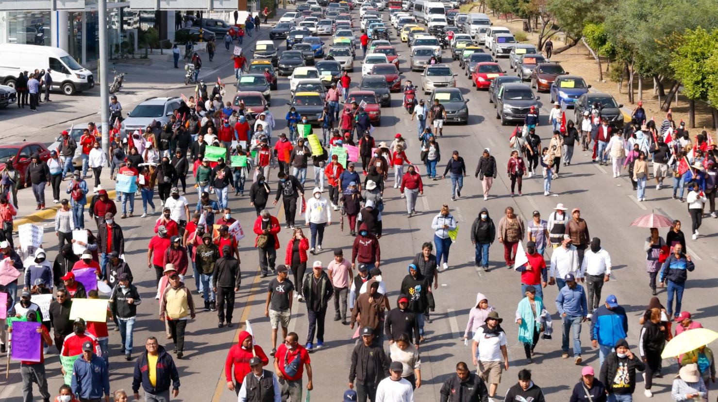 El bloqueo por taxistas colectivos y propietarios de vehículos chocolates colapsaron la vialidad en avenidas de la capital poblana. Foto: Carlos Moreno