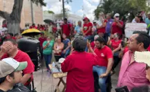 Maestros protestan en Mérida por cambios en la ley del ISSSTE y declaran paro indefinido