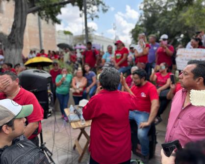 Maestros protestan en Mérida por cambios en la ley del ISSSTE y declaran paro indefinido