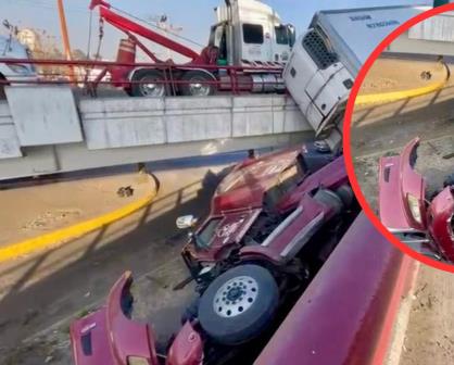 Tráiler cargado con toneladas de chile cae de puente en Tlalnepantla