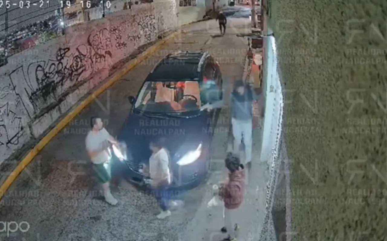 En el video se observa como los asaltantes corren hacia la familia con pistola en mano. Foto: X/@RealidadNaucal2/ Captura (Canva)