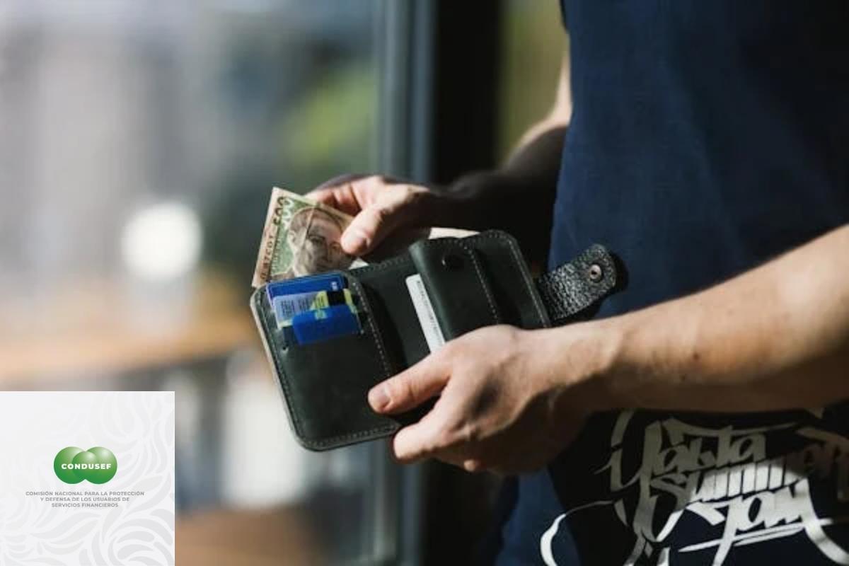 Sujeto metiendo dinero a su cartera Foto: Pexels/Condusef