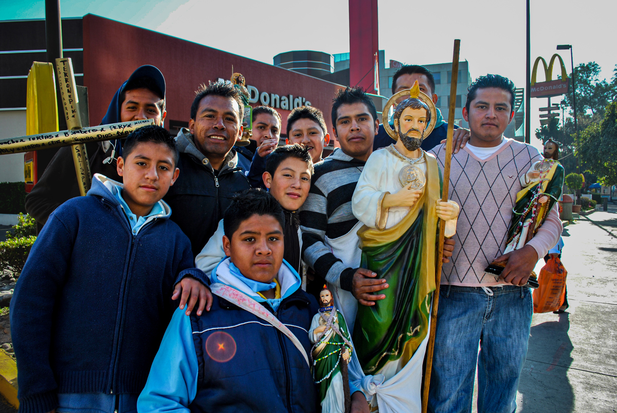 Jovenes devotos de San Judas Tadeo. Foto: Redes Sociales