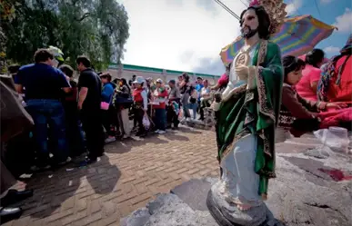 Llega a Tamaulipas el chilango que recorre México vendiendo milagros en forma de souvenirs