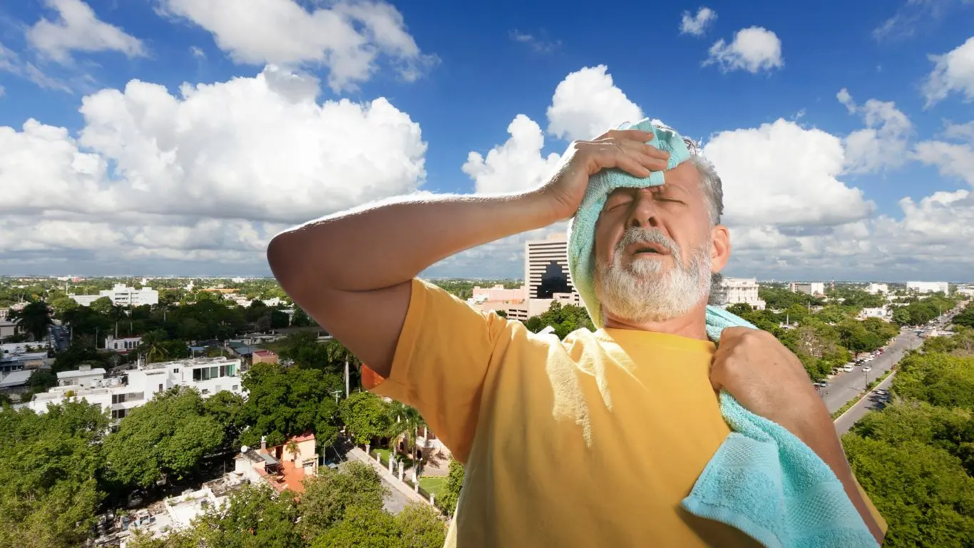 ¿Cuáles son los síntomas del golpe de calor?. Foto: Canva /@AdityCupil